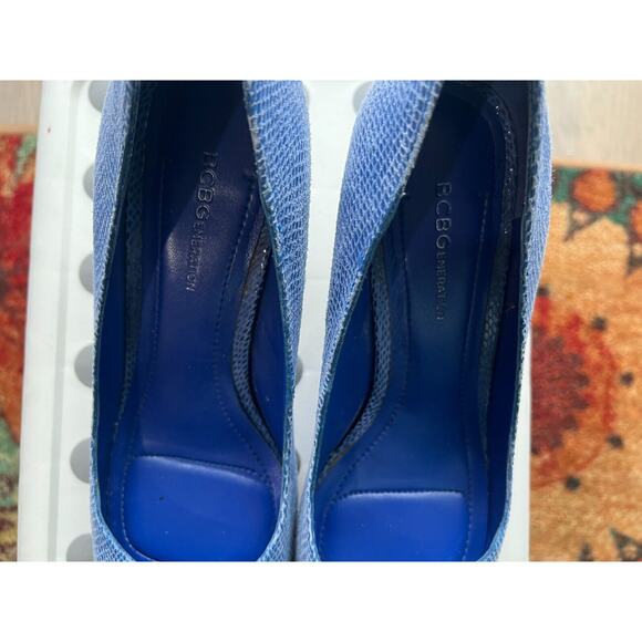 BCBG Generation Blue Leather Pumps Sz 8 /38 Kitten heel Almond shape Carrier - Picture 8 of 10